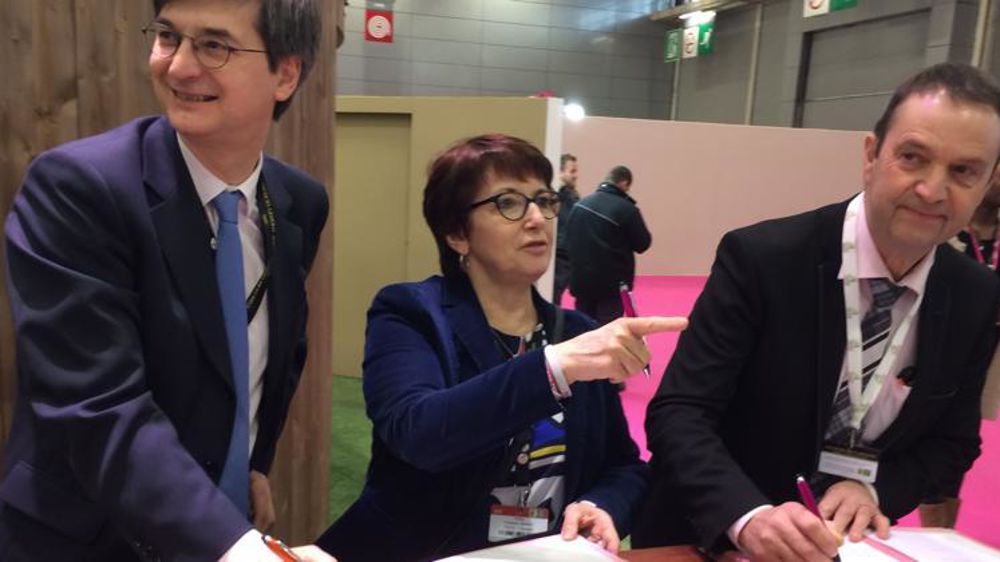 Édouard Sauvage, président de GRDF, Christiane Lambert, présidente de la FNSEA, et Claude Cochonneau, président de l’APCA, signent un accord de partenariat sur la méthanisation le 1er mars 2018 au Salon international de l’agriculture. © Vincent Gobert/GFA